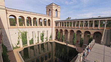 Das Belvedere auf dem Pfingstberg spiegelt sich im Wasserbecken im Innenhof. 