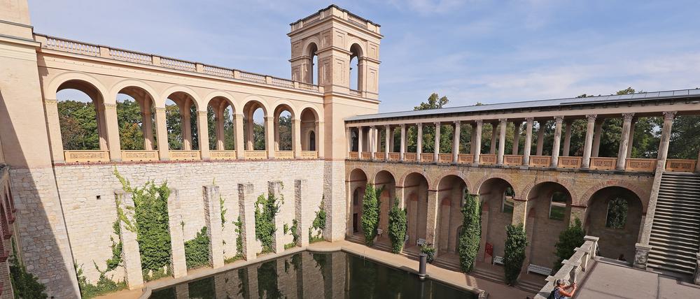 Das Belvedere auf dem Pfingstberg spiegelt sich im Wasserbecken im Innenhof.