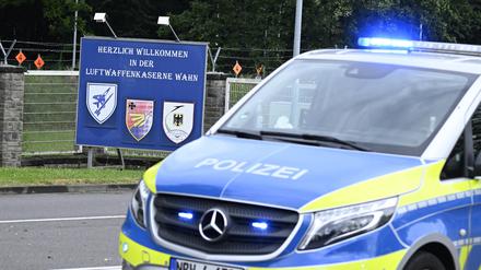 14.08.2024, Nordrhein-Westfalen, Köln: Ein Polizeiauto steht vor dem Eingang zur Luftwaffenkaserne in Wahn. Die Kaserne ist gesperrt worden.