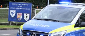 14.08.2024, Nordrhein-Westfalen, Köln: Ein Polizeiauto steht vor dem Eingang zur Luftwaffenkaserne in Wahn. Die Kaserne ist gesperrt worden.