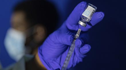 Eine Krankenschwester bereitet eine Spritze mit dem Mpox-Impfstoff vor, bevor sie einen Patienten in einer Impfstelle im New Yorker Stadtbezirk Brooklyn impft. Die EU-Kommission unterstützt den Kampf gegen eine weitere Verbreitung von Mpox (früher Affenpocken) auf dem afrikanischen Kontinent. Die neue Variante bereitet den Menschen in Europa Sorge.