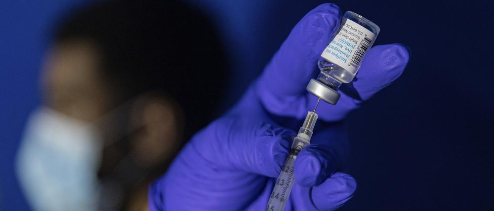 Eine Krankenschwester bereitet eine Spritze mit dem Mpox-Impfstoff vor, bevor sie einen Patienten in einer Impfstelle im New Yorker Stadtbezirk Brooklyn impft. Die EU-Kommission unterstützt den Kampf gegen eine weitere Verbreitung von Mpox (früher Affenpocken) auf dem afrikanischen Kontinent. Die neue Variante bereitet den Menschen in Europa Sorge.