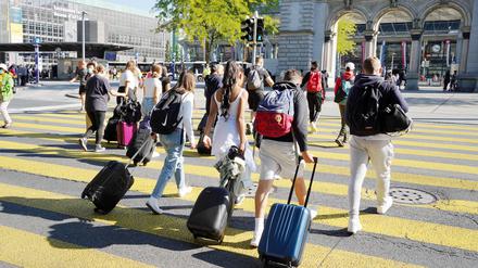 Die Rollkofferarmeen rollen an.