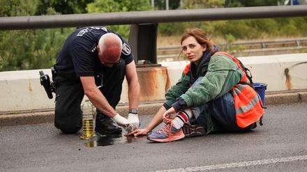 Schauspielerin und Klima-Aktivistin Irma Trommer ist nach ihrer Teilnahme an einer Straßenblockade für die Letzte Generation verurteilt worden. Als sie sich festgeklebt hatte, musste ein Polizeibeamter sie von der Straße lösen. 