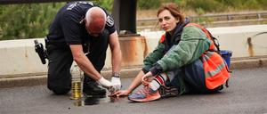 Schauspielerin und Klima-Aktivistin Irma Trommer ist nach ihrer Teilnahme an einer Straßenblockade für die Letzte Generation verurteilt worden. Als sie sich festgeklebt hatte, musste ein Polizeibeamter sie von der Straße lösen. 