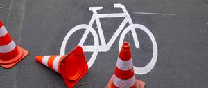 Bis zum Aufmalen des Fahrrad-Symbols auf einem neuen Weg dauert es lange in Berlin.
