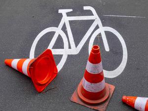 Bald wird auch in der Thielalle ein Rad auf den Asphalt gemalt.