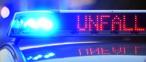 Auf einem Polizeifahrzeug warnt eine Leuchtschrift vor einer Unfallstelle. 