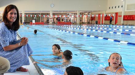 Bildungssenatorin Katharina Günther-Wünsch spricht beim Pressetermin mit Kindern eines Schwimmkurses im Stadtbad Tiergarten. 
