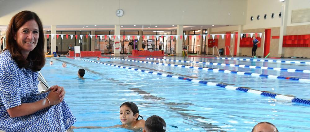 Bildungssenatorin Katharina Günther-Wünsch spricht beim Pressetermin mit Kindern eines Schwimmkurses im Stadtbad Tiergarten. 