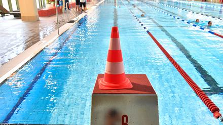 Ein Pylon steht auf einem Startblock im Stadtbad Tiergarten. 