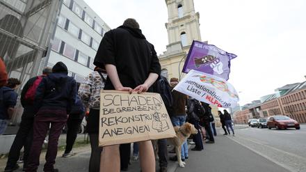 Erster Gottesdienst in der Kapelle der Garnisonkirche Potsdam und Protest dagegen.
