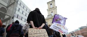Erster Gottesdienst in der Kapelle der Garnisonkirche Potsdam und Protest dagegen.
