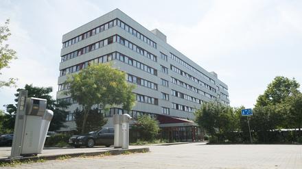 Ein Haus an der Gemeinschaftsunterkunft für Geflüchtete Bitterfelder Straße im Berliner Bezirk Marzahn-Hellersdorf. Ein 21-jähriger Mann hat in der Unterkunft am Dienstagabend mit einem Messer mehrere Menschen verletzt.