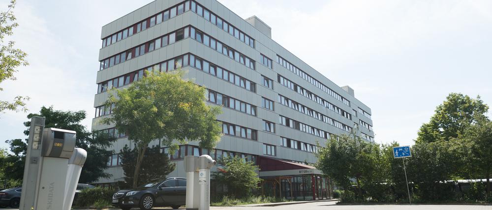 Ein Haus an der Gemeinschaftsunterkunft für Geflüchtete Bitterfelder Straße im Berliner Bezirk Marzahn-Hellersdorf. Ein 21-jähriger Mann hat in der Unterkunft am Dienstagabend mit einem Messer mehrere Menschen verletzt.