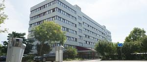 Ein Haus an der Gemeinschaftsunterkunft für Geflüchtete Bitterfelder Straße im Berliner Bezirk Marzahn-Hellersdorf. Ein 21-jähriger Mann hat in der Unterkunft am Dienstagabend mit einem Messer mehrere Menschen verletzt.