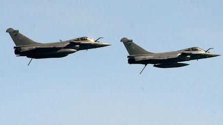 Zwei französische Rafale-Kampfflugzeuge fliegen während einer internationalen Militärübung (Archivbild).