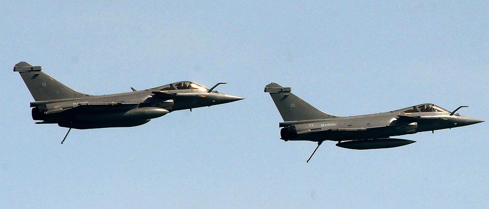 Zwei französische Rafale-Kampfflugzeuge fliegen während einer internationalen Militärübung (Archivbild).