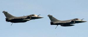 Zwei französische Rafale-Kampfflugzeuge fliegen während einer internationalen Militärübung (Archivbild).