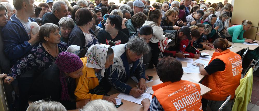 Menschen in Kursk, Russland, erhalten Hilfsgüter.