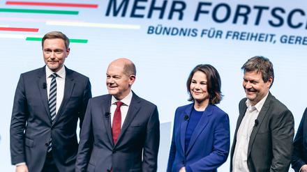 Christian Lindner FDP, Olaf Scholz SPD, Annalena Baerbock Buendnis 90 Die Gruenen, Robert Habeck Buendnis 90 Die Gruenen (v.l.)