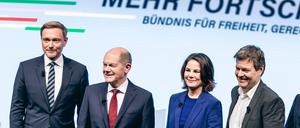 Christian Lindner FDP, Olaf Scholz SPD, Annalena Baerbock Buendnis 90 Die Gruenen, Robert Habeck Buendnis 90 Die Gruenen (v.l.)