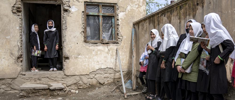 Afghanische Schulmädchen besuchen eine Schule in Kabul.