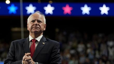 ARCHIV - 10.08.2024, USA, Las Vegas: Der demokratische US-Vizepräsidentschaftskandidat Tim Walz aus Minnesota spricht bei einer Wahlkampfveranstaltung in Las Vegas. Er hat sich bereiterklärt, in einem TV-Duell am 1. Oktober gegen seinen republikanischen Kontrahenten J.D. Vance anzutreten.  (zu dpa: «Harris' Vizekandidat Walz stimmt TV-Debatte am 1. Oktober zu») Foto: Julia Nikhinson/AP/dpa +++ dpa-Bildfunk +++