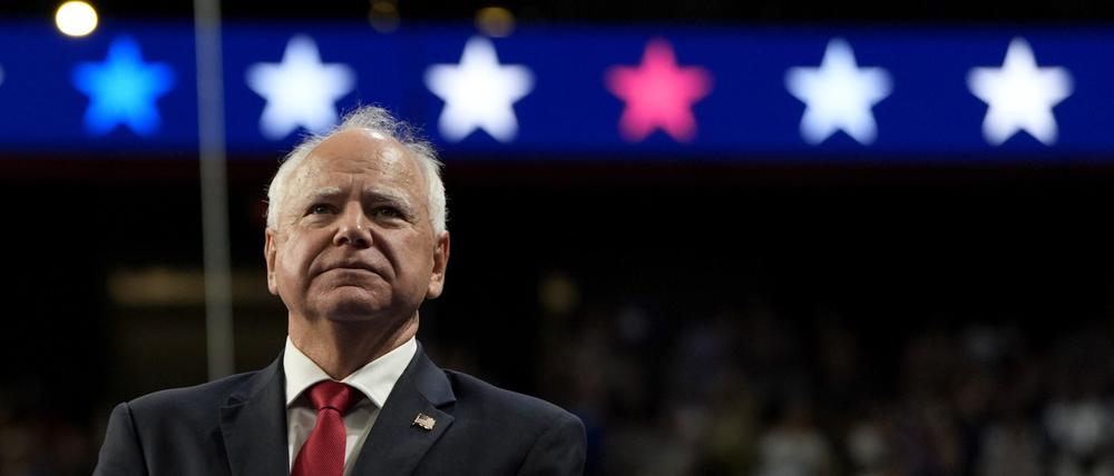 ARCHIV - 10.08.2024, USA, Las Vegas: Der demokratische US-Vizepräsidentschaftskandidat Tim Walz aus Minnesota spricht bei einer Wahlkampfveranstaltung in Las Vegas. Er hat sich bereiterklärt, in einem TV-Duell am 1. Oktober gegen seinen republikanischen Kontrahenten J.D. Vance anzutreten. (zu dpa: «Harris' Vizekandidat Walz stimmt TV-Debatte am 1. Oktober zu») Foto: Julia Nikhinson/AP/dpa +++ dpa-Bildfunk +++