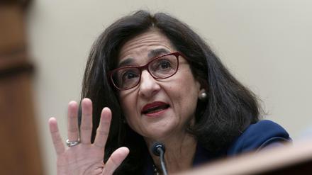 ARCHIV - 17.04.2024, USA, Washington: Die Präsidentin der Columbia University, Nemat (Minouche) Shafik, sagt vor dem Ausschuss des Repräsentantenhauses für Bildung und Arbeitskräfte zum Thema "Columbia in der Krise" aus. Foto: Jose Luis Magana/AP/dpa +++ dpa-Bildfunk +++