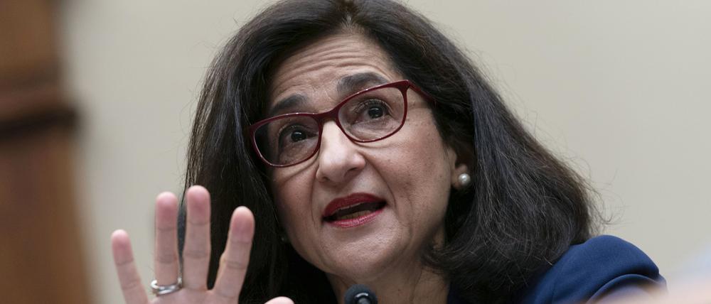 ARCHIV - 17.04.2024, USA, Washington: Die Präsidentin der Columbia University, Nemat (Minouche) Shafik, sagt vor dem Ausschuss des Repräsentantenhauses für Bildung und Arbeitskräfte zum Thema "Columbia in der Krise" aus. Foto: Jose Luis Magana/AP/dpa +++ dpa-Bildfunk +++