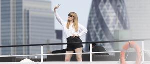 Ein Taylor Swift-Lookalike steht an Bord eines Touristenboots im Vorfeld der bevorstehenden Auftritte der Sängerin im Wembley-Stadion. 