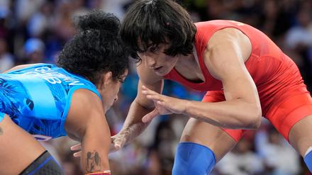Vinesh Vinesh (r.) bekommt nach ihrem dramatischen Final-Aus keine olympische Silbermedaille.