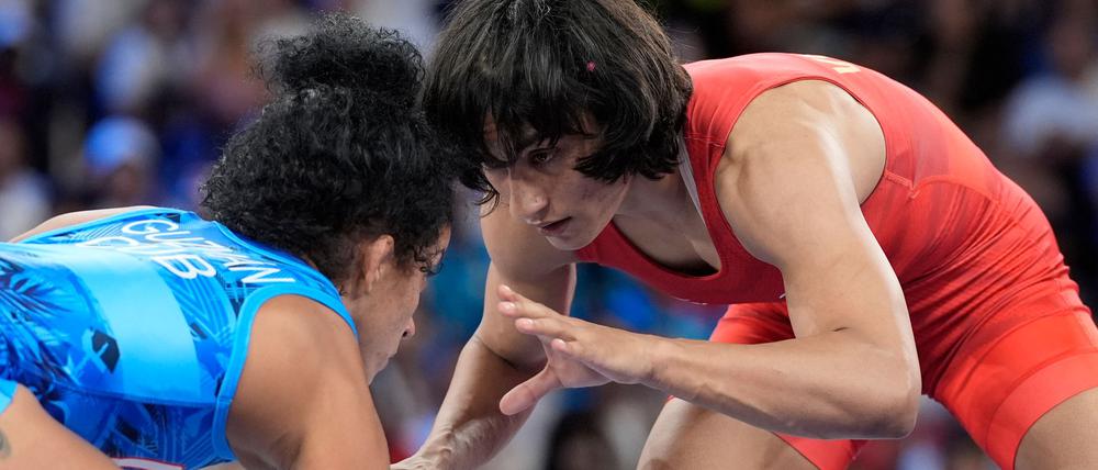 Vinesh Vinesh (r.) bekommt nach ihrem dramatischen Final-Aus keine olympische Silbermedaille.