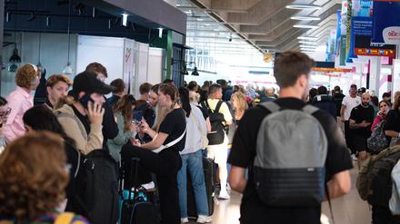Reisende warten in der Halle des Flughafen Köln-Bonn auf ihr Weiterkommen. 