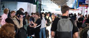 Reisende warten in der Halle des Flughafen Köln-Bonn auf ihr Weiterkommen. 