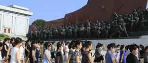 Nordkorea: Bürger Pjöngjangs besuchen die Statuen ihrer verstorbenen Führer Kim Il Sung und Kim Jong Il auf dem Mansu-Hügel anlässlich des 79. Jahrestages der Befreiung Koreas.