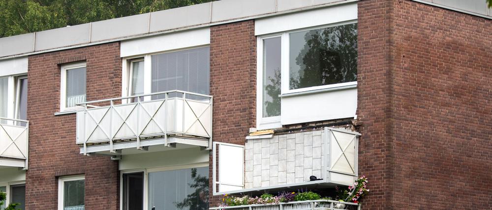 Ein abgestürzter Balkon hängt im Stadtteil Langenhorn an einem Mehrfamilienhaus. Bei dem Absturz sind am Vorabend sechs Menschen verletzt worden. 