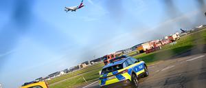 Aktivisten der Letzten Generation hatten sich am Flughafen Stuttgart als Protestaktion auf einer Zufahrt zu einer Start- und Landebahn festgeklebt.
