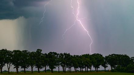 ARCHIV - 02.06.2024, Brandenburg, Sieversdorf: Ein Blitz leuchtet am späten Abend über der Landschaft. (zu dpa: «Jugendliche stirbt nach Blitzeinschlag in Delmenhorst») Foto: Patrick Pleul/dpa +++ dpa-Bildfunk +++