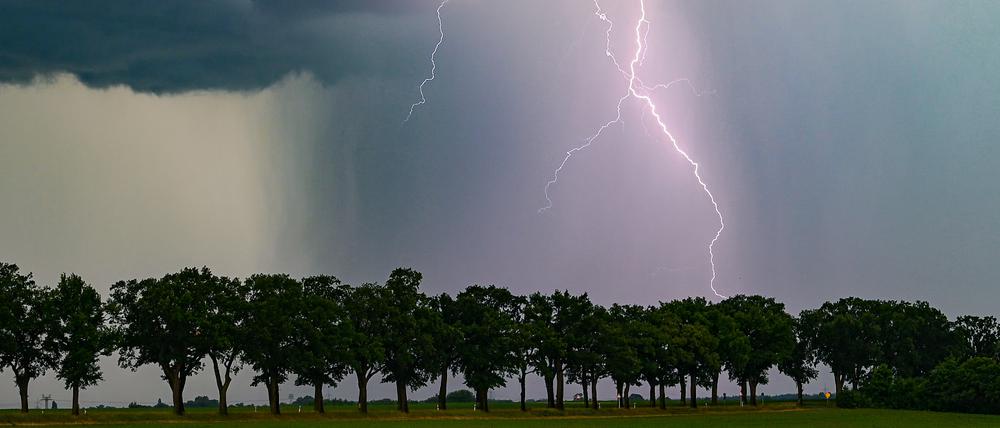 ARCHIV - 02.06.2024, Brandenburg, Sieversdorf: Ein Blitz leuchtet am späten Abend über der Landschaft. (zu dpa: «Jugendliche stirbt nach Blitzeinschlag in Delmenhorst») Foto: Patrick Pleul/dpa +++ dpa-Bildfunk +++
