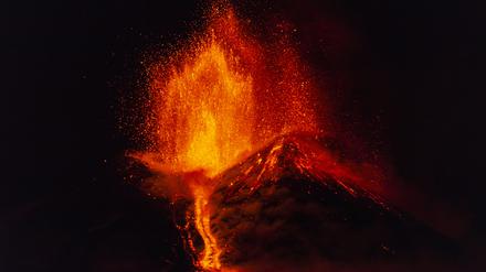 Der Vulkan Ätna auf der italienischen Mittelmeerinsel Sizilien hat erneut Lava und Asche gespuckt.