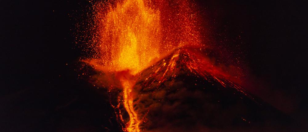Der Vulkan Ätna auf der italienischen Mittelmeerinsel Sizilien hat erneut Lava und Asche gespuckt.