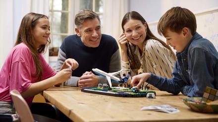 Eine spielende Familie. 