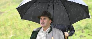 Hubert Aiwanger, bayerischer Wirtschaftsminister, bei der jährlichen Hauptalmbegehung in Oberbayern. 
