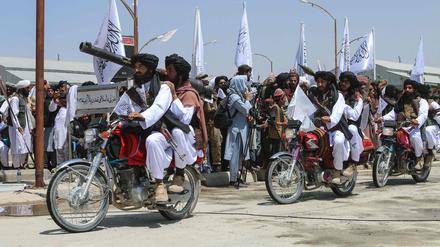 Taliban-Militärangehörige während einer Militärparade, mit der sie den dritten Jahrestag der Machtübernahme der Taliban in Afghanistan am 14. August 2024 feiern.