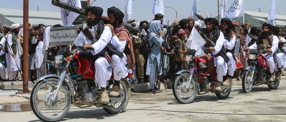 Taliban-Militärangehörige während einer Militärparade, mit der sie den dritten Jahrestag der Machtübernahme der Taliban in Afghanistan am 14. August 2024 feiern.
