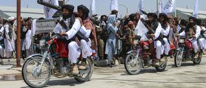Taliban-Militärangehörige während einer Militärparade, mit der sie den dritten Jahrestag der Machtübernahme der Taliban in Afghanistan am 14. August 2024 feiern. 
