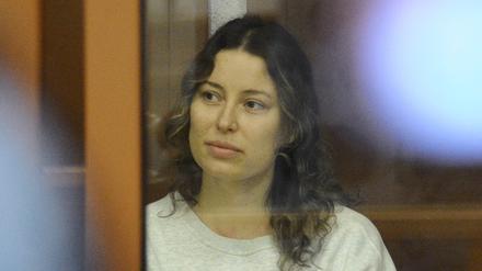 Die russisch-amerikanische Staatsbürgerin Xenia Karelina am 15. August vor einem Gericht in Jekaterinburg.