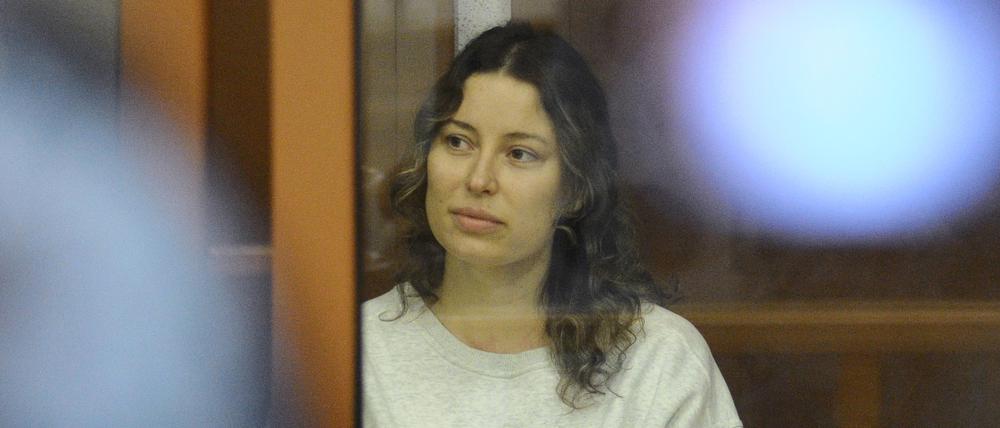Die russisch-amerikanische Staatsbürgerin Xenia Karelina am 15. August vor einem Gericht in Jekaterinburg.